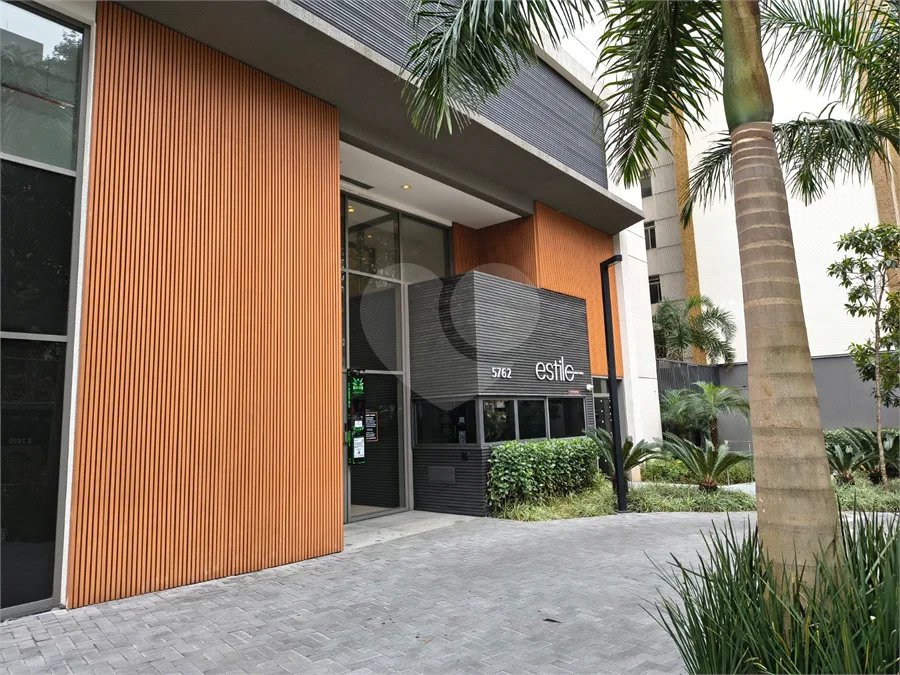 Studio completo, em frente ao Metro Borba Gato.