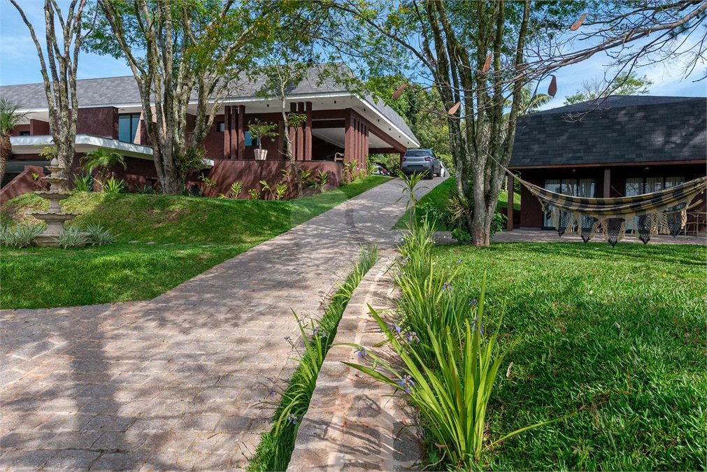 Casa à venda com 4 suítes no condomínio Vale da Santa Fé, Vinhedo - SP