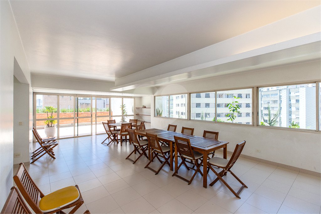 Apartamento para venda em Moema com 185m², 3 dormitórios sendo 1 suíte e 1 vaga