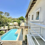 Magnífica Casa Contemporânea na Fazendinha - 4dorms | 3 Suites | Gourmet, piscina, lareira, hóspedes, escritório! Muito Verde e Tranquilidade em um dos melhores condominios da Região .