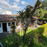 Casa com Piscina, Sauna e Edícula em Rua Arborizada no Tremembé