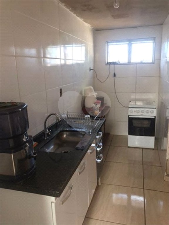 Casa térrea com 3 dormitórios, sendo 1 suíte.