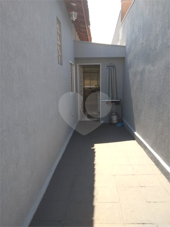 Casa Térrea com 3 dormitórios.