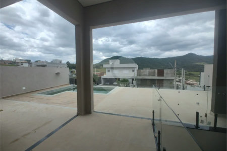 Casa exclusiva em Atibaia de alto padrão com 3 suítes, piscina, espaço gourmet, condomínio fechado, aceita financiamento