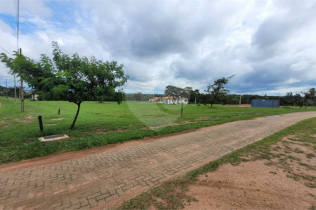Loteamento no Condomínio Vila Pinhal do Broa