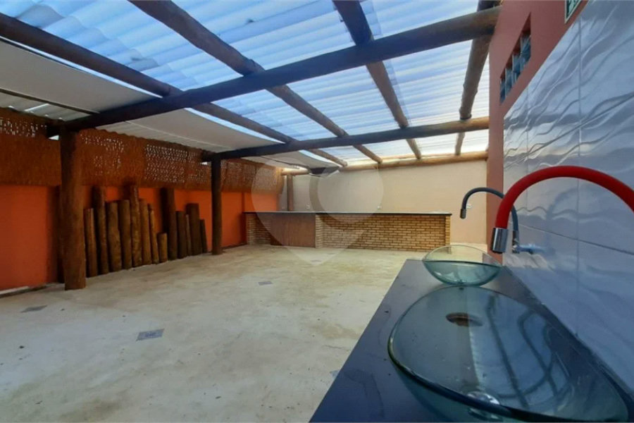 EXCELENTE CASA COMERCIAL EM ESQUINA, OPORTUNA E MAIS QUE ESPECIAL. Venha Conferir.