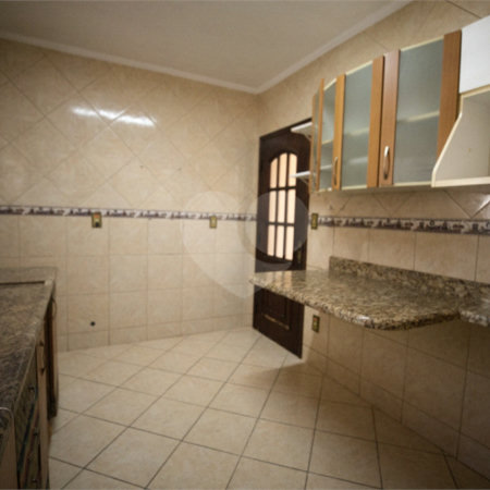 Casa com 4 Dormitórios e área de lazer com piscina