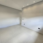Maravilhosa Casa térrea em condomínio fechado no Portal Lamis, com 3 suítes, piscina privativa e persianas elétricas em excelente condomínio com salão de festas, piscina, quadras de tênis, beach tênis e campo de futebol. Vista cinematográfica da Pedra Grande.