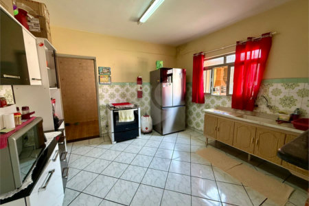 Casa térrea com piscina e 3 quartos.