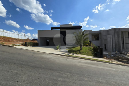 Maravilhosa Casa térrea em condomínio fechado no Portal Lamis, com 3 suítes, piscina privativa e persianas elétricas em excelente condomínio com salão de festas, piscina, quadras de tênis, beach tênis e campo de futebol. Vista cinematográfica da Pedra Grande.