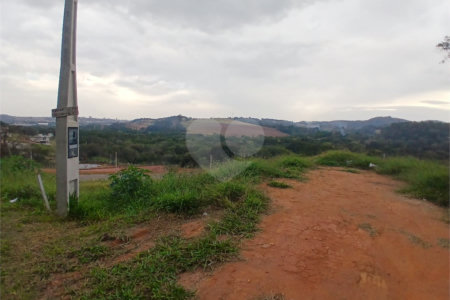 Lote com 561,86 m² à Venda em Condomínio Fechado