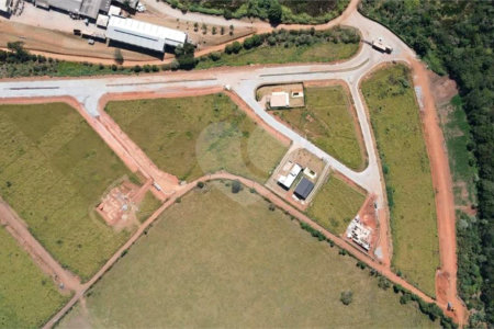 Terreno em Joanópolis com 1.000 metros, condomínio fechado com portaria e segurança, pronto para construir