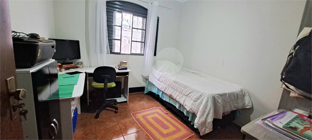 Casa no Jardim Medeiros ampla com 3 dormitórios bem distribuída