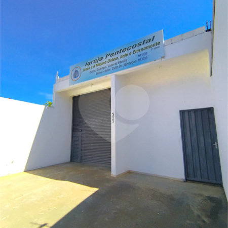 Imóvel disponível para venda com excelente localização e grande potencia, tambèm gerando uma renda passiva todos meses com contrato de aluguel ativo. Salão Comercial Perfeito para quem busca conforto, praticidade e um ótimo investimento