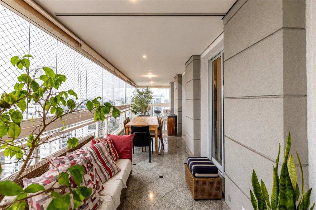 Apartamento mobiliado para locação em Moema | 275 m² | 3 suítes | 4 vagas