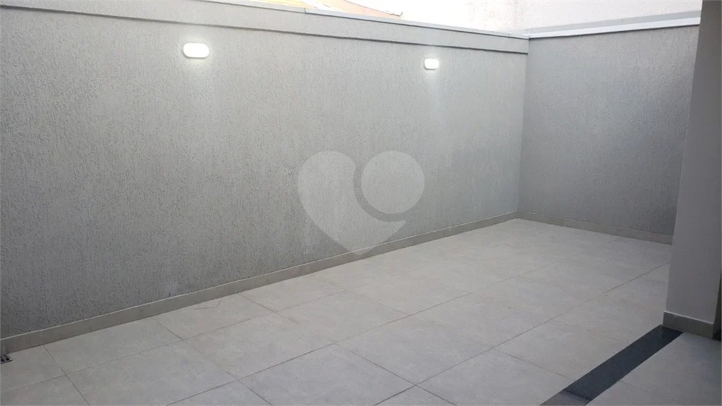 Sobrado novo com 3 suítes, 4 vagas, espaço gourmet com churrasqueira, jardim de inverno e acabamento premium. Conforto, modernidade e sofisticação.