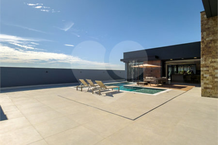 Indaiatuba - Quintas da Terracota - 1252 m² de terreno - casa térrea com 514 m² de área construída -3 vagas de garagem cobertas e 3 descobertas Lavabo - Sala de estar e jantar amplas e integradas - Escritório privativo - Cozinha toda equipada com geladeira, forno, micro-ondas, lava-louças,