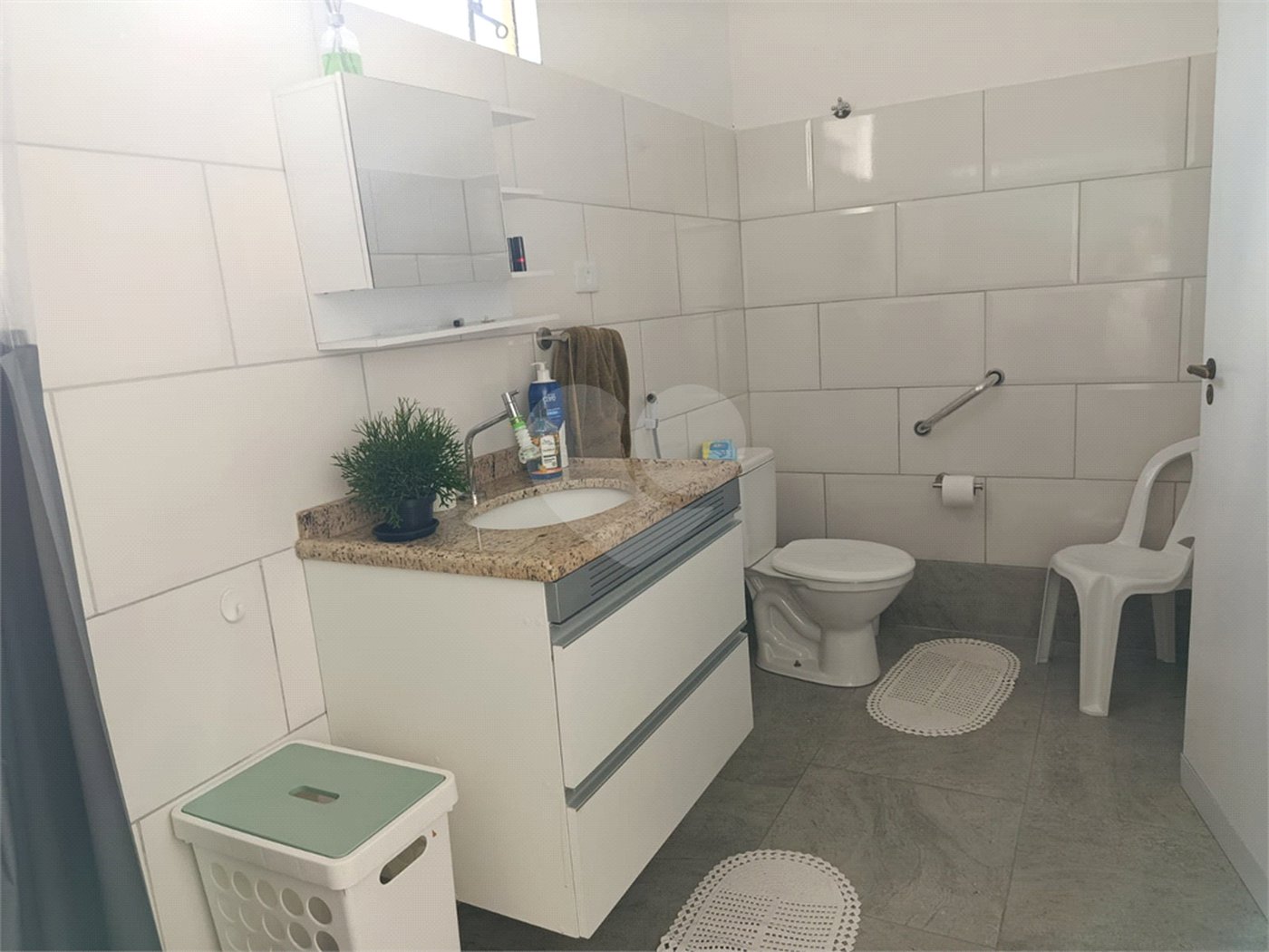 Casa térrea e espaçosa no centro da cidade por apenas R$370.000,00!!! Vamos agendar uma visita?