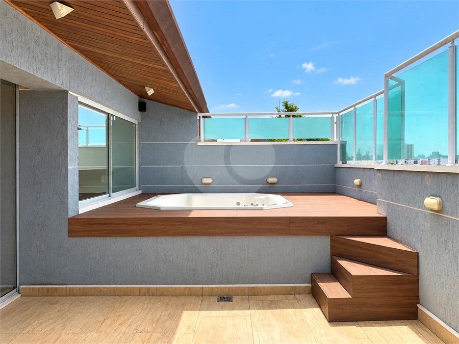 Cobertura de 255 m² com 3 dormitórios, 1 suíte, cozinha planejada, 2 vagas e área gourmet com churrasqueira.