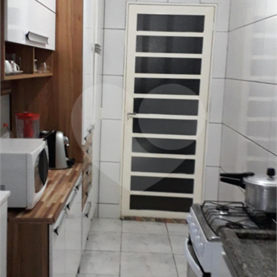 Casa térrea com 3 dormitórios, sendo 1 suíte.