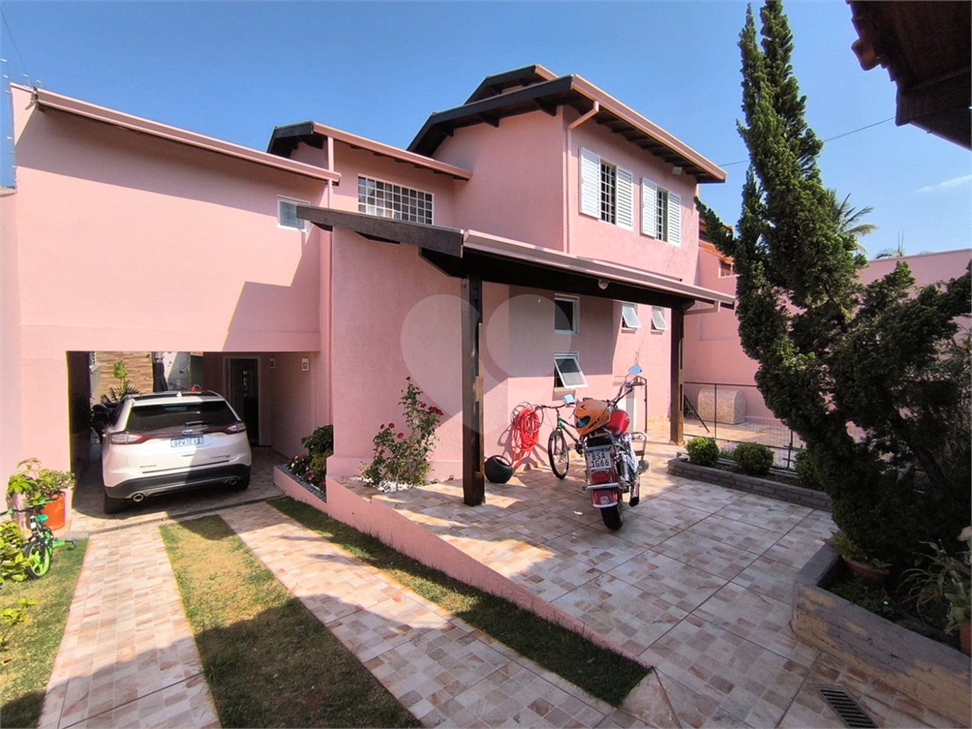 Casa à Venda no Santa Marta com 3 Suítes e Piscina