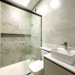 Indaiatuba - Jardim Bom sucesso - Área total: 150m² - Área construída: 115m² - 3 dormitórios sendo 1 suíte com armário planejado;Sala para dois ambientes; Banheiros com box gabinetes e espelhos; Área gourmet com churrasqueira a carvão e móveis planejados; Lavanderia coberta; Ar condicionado na sala
