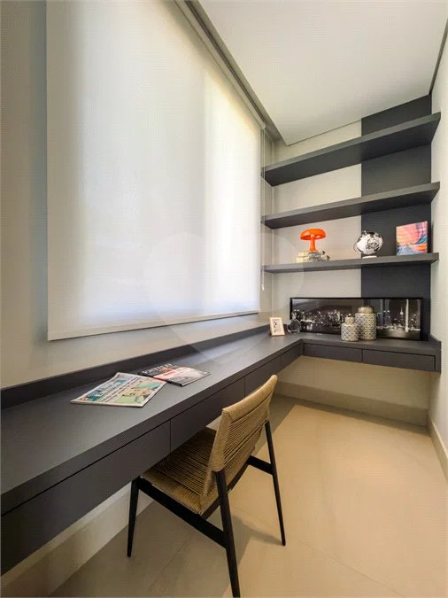Indaiatuba - Condominio Villa Sapezal - 318 m² de Terreno - 230 m² de Área Construída - 3 suítes, sendo 1 Master com closet planejado - Sala de TV - Sala de estar integrada à Sala de jantar - Cozinha com móveis planejados - Despensa - Escritório planejado - Lavabo - Piscina com preparação para aquec