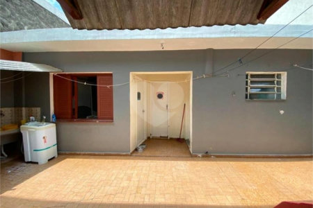 Casa com 202m² , 4 dormitórios , sendo 1 suíte , 3 vagas de garagem.