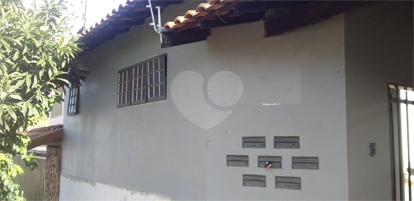 Prédio para venda com 6 kitnets.