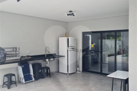 Linda casa em condomínio fechado, unindo conforto, lazer e segurança para você e sua família!