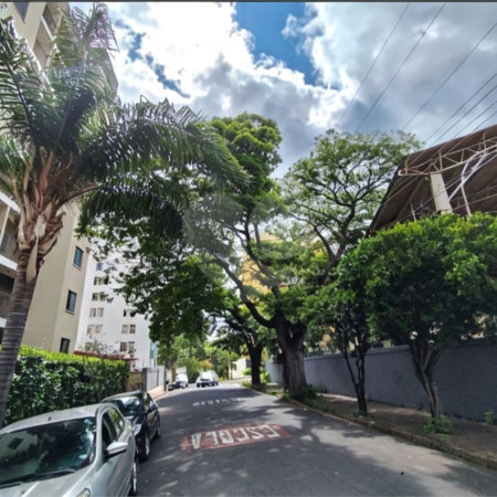 Apartamento á venda no centro com dois dormitórios e sacada.