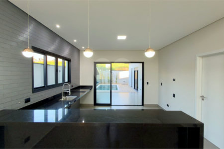 Casa térrea 3 dormitórios (3 suítes), espaço gourmet, piscina, 2 vagas garagem, condomínio fechado com ampla área lazer