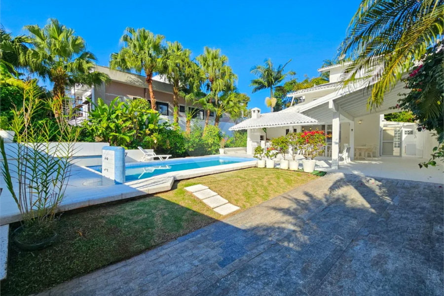 Casa à venda com 4 quartos, sendo 3 suítes,  em Riviera de São Lourenço, Bertioga, SP
