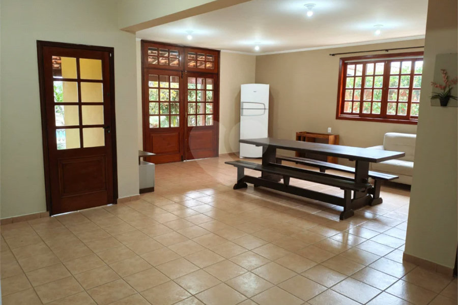 Casa à venda com 4 quartos, sendo 2 suítes,  em Country Residencial Felix, Bom Jesus dos Perdões, SP