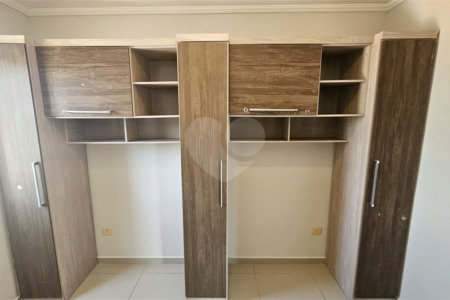 Apartamento Locação Condomínio Anguri com 02 dormitórios com Ar e Sacada