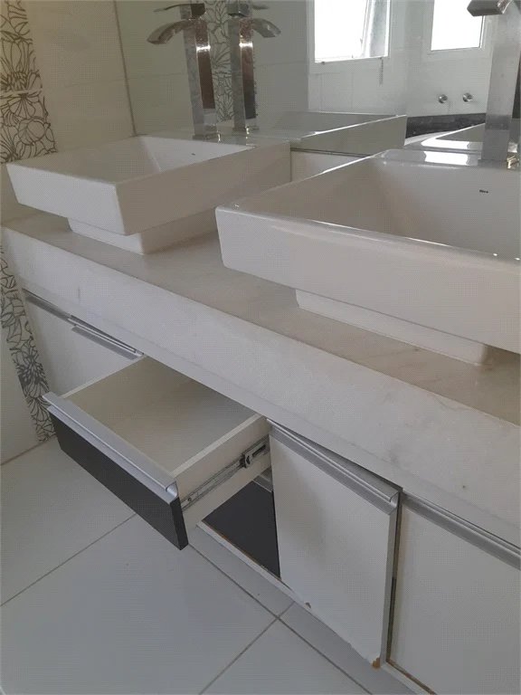 Casa à venda ou para alugar com 4 suítes em Chácaras São Carlos, Cotia, SP