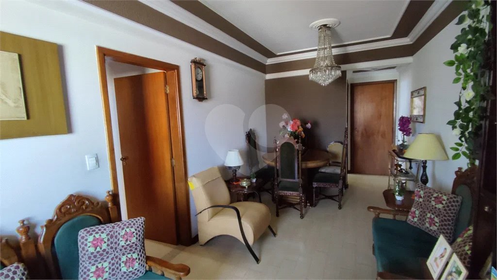 Vende-se apartamento de dois dormitórios no Edifício Marseille, no Centro de Piracicaba;