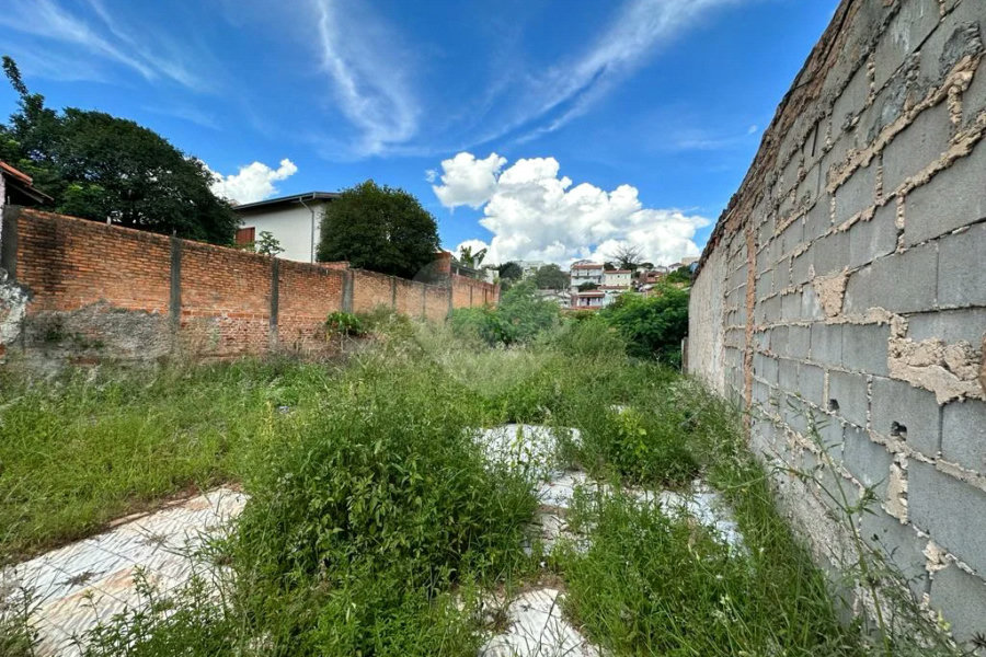 Terreno residencial com vocação comercial à venda no bairro Jaraguá. - 300 m² - 10x30 + acesso a área verde (50 m²)