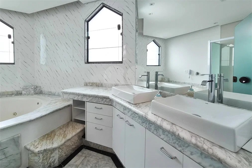 Encante-se com esta sofisticada cobertura no Jardim do Mar! São 4 suítes, piscina privativa, espaço gourmet e 5 vagas. Agende sua visita e surpreenda-se!