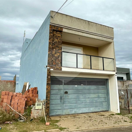 Sobrado a venda com 3 dormitorios sendo 1 suite com closet e varanda no bairro Arcoville