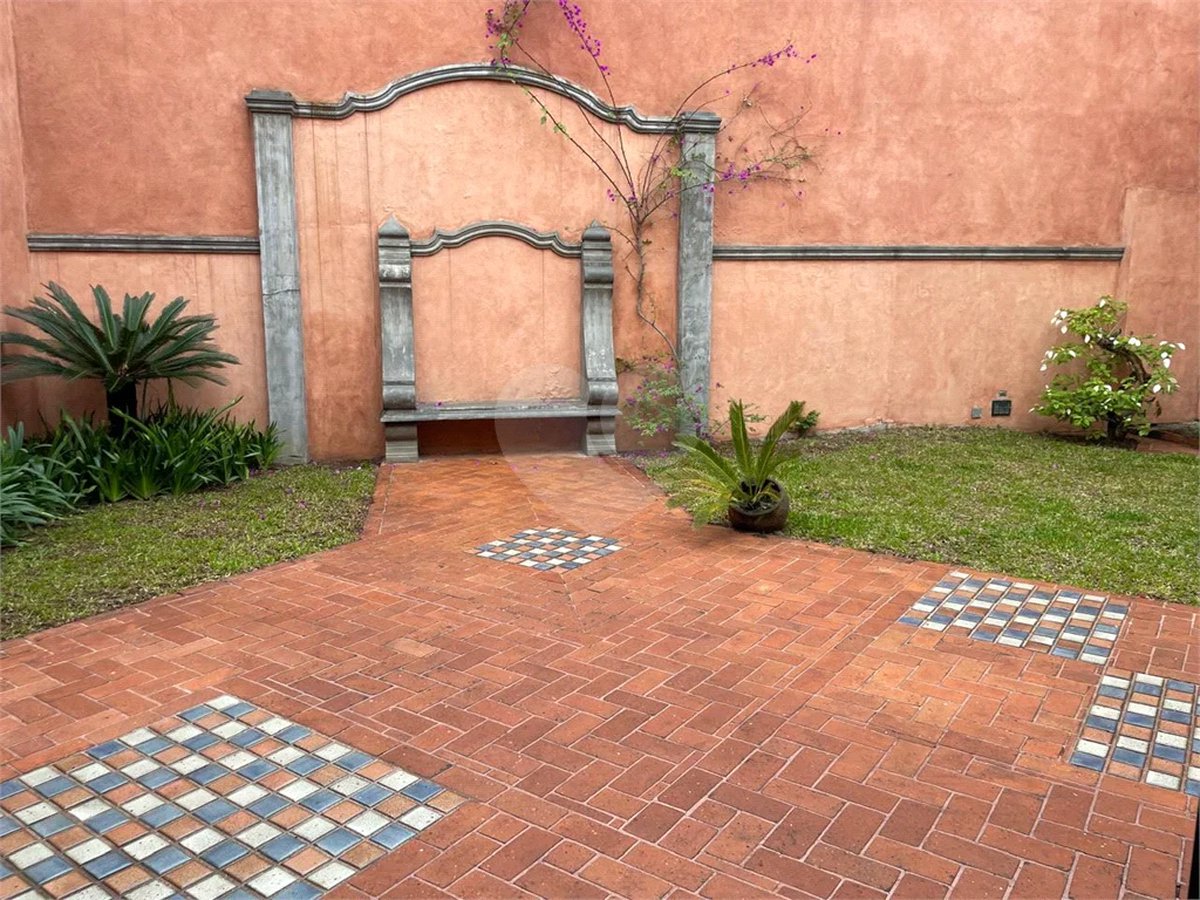 Casa à venda ou para alugar com 4 quartos, sendo 3 suítes,  em Jardim Leonor, São Paulo, SP