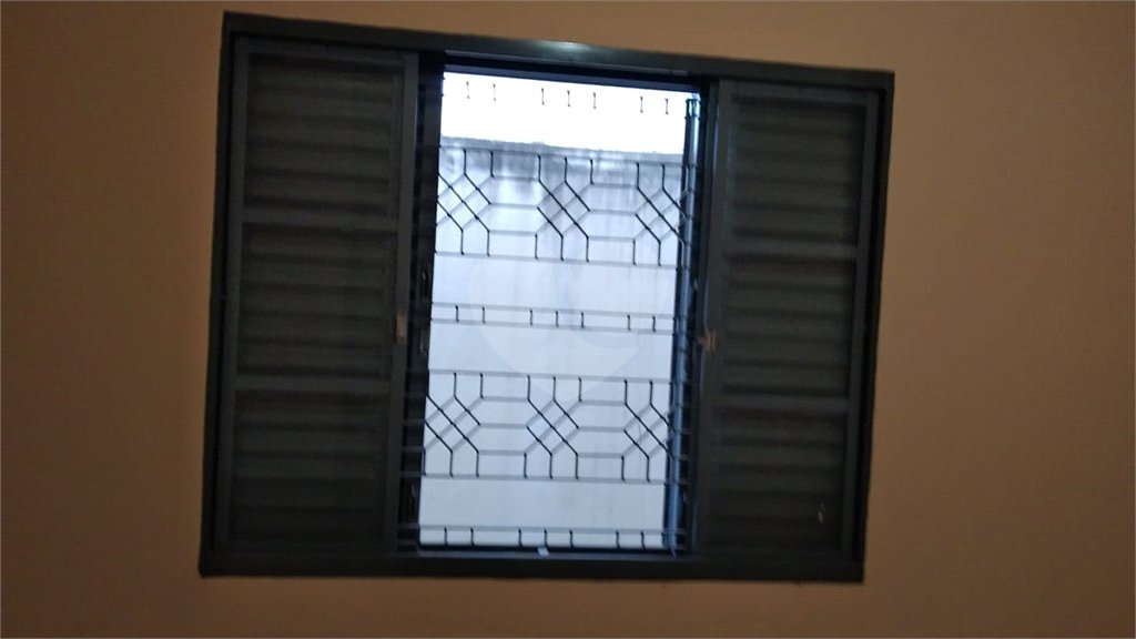 Casa Térrea com 3 dormitórios, sendo 1 suíte.