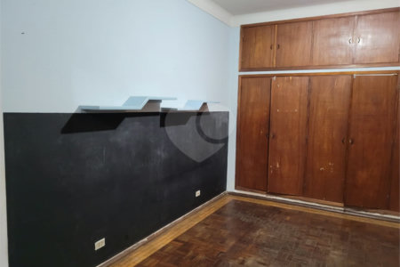 Casa Térrea com 3 dormitórios.