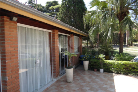 Indaiatuba- Jardins dos Laranjais - Chácara dentro do Vale das Laranjeiras, segundo portão: Jardim dos Laranjais. 3 quartos, 1 banheiro social, 1 sala espaçosa de TV, 1 sala de jantar, cozinha, 1 varanda fechada com portas Blindex. Quiosque, piscina, capela com bancos e altar,