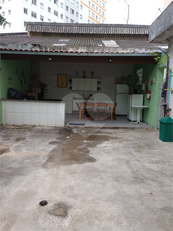 01 Dormitório, todo reformado, Semi Mobiliado com 01 Vaga de Garagem