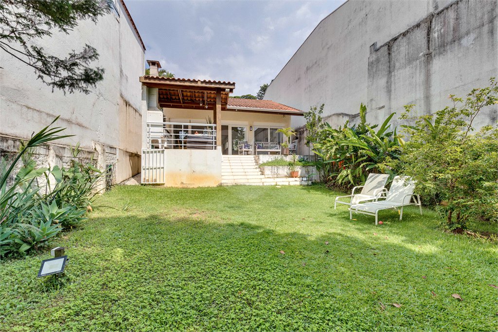 Sobrado à venda com 5 quartos, sendo 3 suítes, em Alto da Boa Vista, São Paulo, SP