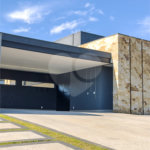 Indaiatuba - Quintas da Terracota - 1252 m² de terreno - casa térrea com 514 m² de área construída -3 vagas de garagem cobertas e 3 descobertas Lavabo - Sala de estar e jantar amplas e integradas - Escritório privativo - Cozinha toda equipada com geladeira, forno, micro-ondas, lava-louças,