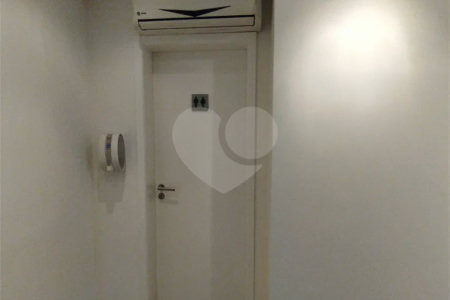 Sala comercial na Oscar Freire à venda Sala coml à venda na Oscar Freire OPORTUNIDADE Sala coml esquina. Rebouças