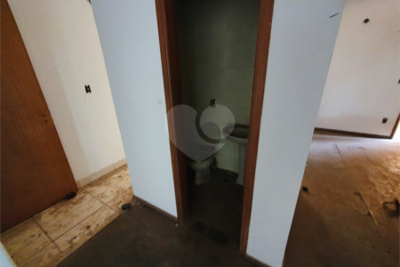 Casa térrea com 5 dormitórios, sendo 2 suítes.