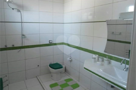Casa Térrea com dormitórios, sendo 2 suítes.